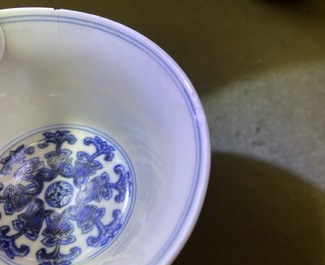 Een Chinese blauw-witte stem cup met Lan&ccedil;a inscripties, Qianlong merk en periode